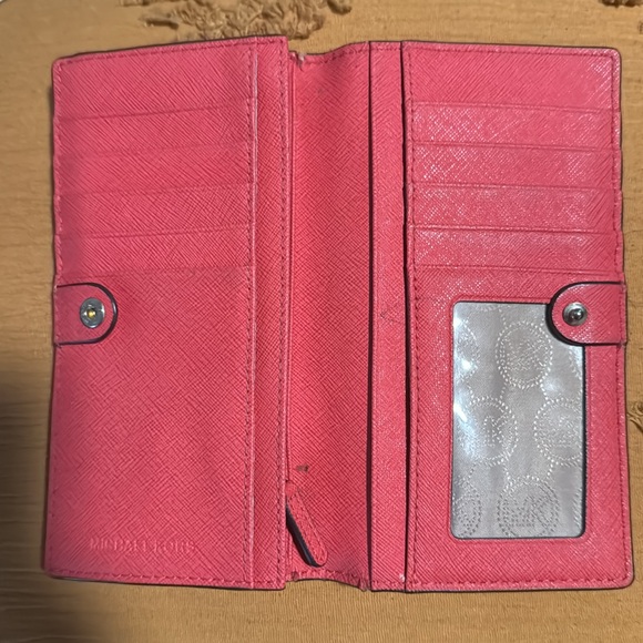 Michael kors wallet. - Picture 2 of 8